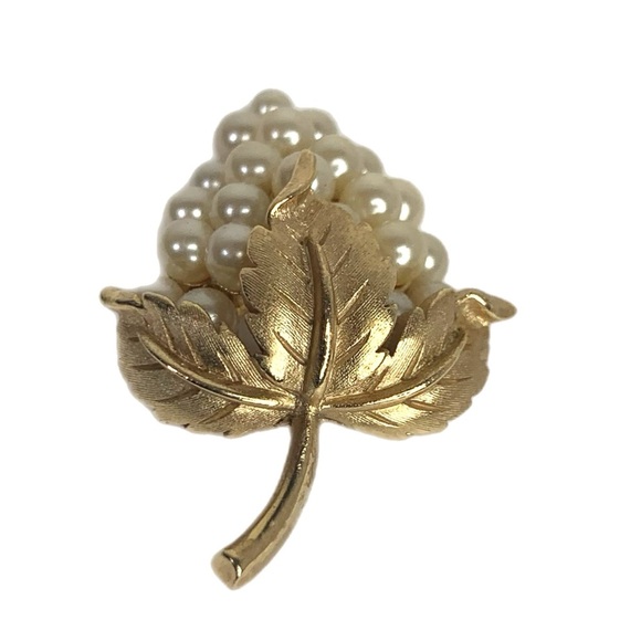 Trifari Gold and Cream Pearl Cluster Brooch - Picture 2 of 5